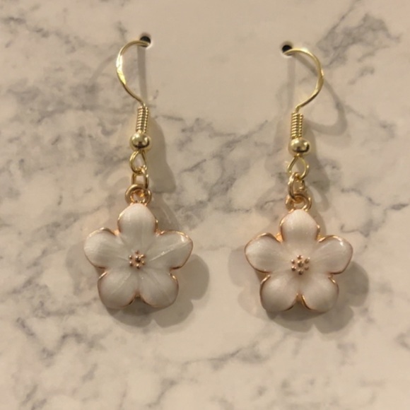 🔴Handmade Elegant Flower Earrings🌹 - Picture 3 of 4